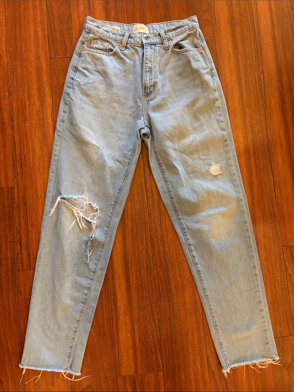 Universal Thread Light Wash Boyfriend Jeans with Distressed Knee